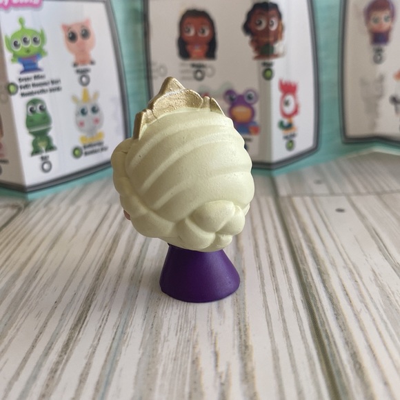 3/$10 Disney Doorables Series 5 *ELSA* - Picture 2 of 4
